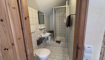 Modernes Bad im Dreibettzimmer