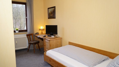 Einzelzimmer Kategorie 1 mit gemütlichem Einzelbett