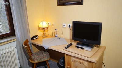 Praktischer Schreibtisch im Einzelzimmer Kategorie 1